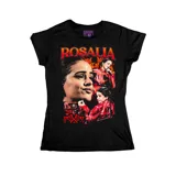 Remera negra de corte entallado con estampado gráfico de la cantante Rosalía en tonos rojos y naranjas. Presenta cuello redondo y mangas cortas.