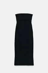 Vestido midi negro de escote recto y diseño strapless, con abertura cut out en la parte frontal y abertura en el bajo de la espalda.