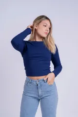 Remera azul marino de punto canalé, corte crop y mangas largas.