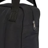 Mochila Adidas de diseño minimalista en color negro, confeccionada en poliamida reciclada. Cuenta con un compartimento principal con cierre, un bolsillo delantero adicional, asas superiores y correas ajustables para los hombros. Presenta el logo de la marca grabado en tono sobre tono en la parte inferior.