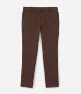 Pantalón slim de sarga lavada para hombre, de corte ajustado y color beige, con bolsillos laterales y traseros, trabillas para cinturón y cierre frontal con botón y cremallera.