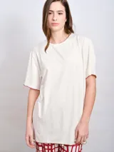 Pijama de viscosa y lino, color blanco, compuesto por una remera de manga corta y un short con elástico en la cintura.