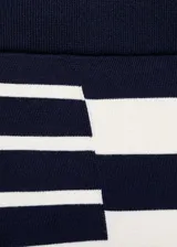 Falda midi de punto fino con diseño asimétrico y evasé. Presenta un estampado de rayas horizontales en combinación de colores blanco y negro, con cintura elástica de tiro medio.