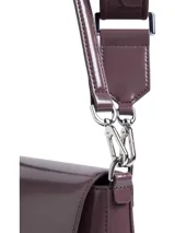 Cartera de hombro Calvin Klein color borgoña, con correa de hombro fina y correa bandolera ancha con logo de la marca.