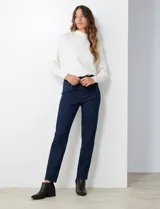 Jegging blanco de algodón elastizado con pretina ancha elastizada, bolsillos delanteros simulados y bolsillos traseros aplicados.