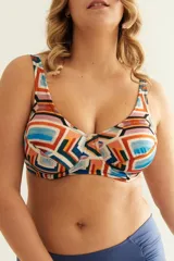 Soutien de baño con aro, breteles anchos regulables y nudo en la espalda. Confeccionado con tela que contiene fibra LYCRA® XTRA LIFE™ y estampado geométrico multicolor.