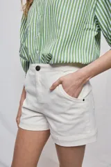 Short de tiro medio y calce ajustado, color blanco, con dobladillos en las piernas y cierre frontal con botón.