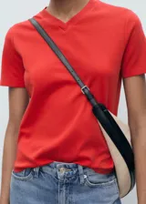 Camiseta de manga corta color rojo, con cuello en V y diseño recto de corte regular.