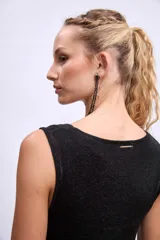 Vestido largo negro de tejido de punto, sin mangas y corte recto.