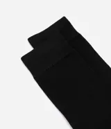 Par de medias de caña mediana confeccionadas en viscosa con textura acanalada y diseño sin costuras.