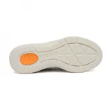 Championes de estilo deportivo Hush Puppies, confeccionados en una combinación de cuero y poliéster en tonos gris claro con detalles en lila. Presentan un diseño ergonómico con suela de goma blanca, sistema de ajuste con cordones elásticos y tecnología de amortiguación para mayor confort.