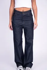 Jean tiro alto de algodón denim color celeste, con cuatro bolsillos, cierre de botón y cremallera, y diseño de pierna recta.