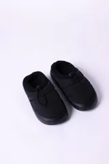 Pantuflas negras acolchadas con interior de piel sintética y cordón ajustable.