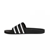 Ojotas Adidas modelo Adilette, color negro con las tres bandas características de la marca en color blanco sobre la banda superior. Diseño ergonómico con suela moldeada para mayor comodidad.