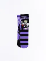 Pack de dos pares de medias de caña media con diseños de villanas de Disney: un par negro con rayas horizontales violetas y estampado de la Reina Malvada de Blancanieves, y un par negro con estampado de Maléfica y la frase "Evil Time".