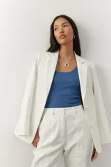 Top sin mangas de algodón, color azul vibrante, con tejido tramado texturizado y corte al cuerpo.