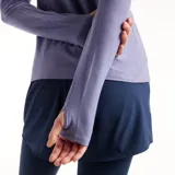 Buzo deportivo de manga larga color lila, con cuello alto, cierre frontal de un cuarto (1/4 zip) y el logo reflectante de la marca en el pecho.
