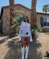 Cinto blanco con apliques circulares con tachas doradas y hebilla circular con diseño grabado.