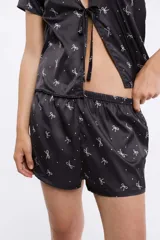 Short fluido de satén estampado con diseño animal print de leopardo, con cintura elastizada.