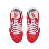 Championes Vans modelo Super Lowpro, de perfil bajo, confeccionados en gamuza color rojo con detalles en blanco en la banda lateral característica, cordones y talón. Presenta suela de goma con textura.
