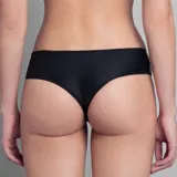Bombacha colaless negra de lycra con tiras elásticas laterales y fundillo de algodón.