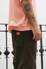 Pantalón de pana color marrón claro, de corte ancho y tiro alto, con bolsillos laterales y traseros.