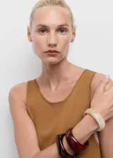 Vestido largo de punto fino, color tostado, con cuello redondo, sin mangas y diseño evasé.