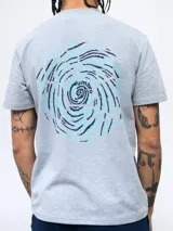 Remera de manga corta color blanco con cuello redondo. Presenta un pequeño logo circular de Umbro estampado en el pecho con la leyenda 'Born to Play'.