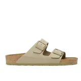 Sandalias Birkenstock Arizona modelo Birko-Flor color caqui claro, con dos tiras ajustables con hebillas metálicas grabadas, plantilla anatómica de corcho y suela de EVA.