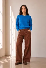 Sweater de tejido de punto color azul, con cuello redondo, manga larga y calce clásico.