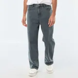 Pantalón de corte baggy confeccionado en twill de algodón, con diseño de cinco bolsillos y cierre frontal con botón y cremallera.