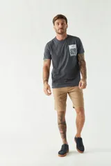 Remera gris de algodón con bolsillo en el pecho con estampado de hojas.