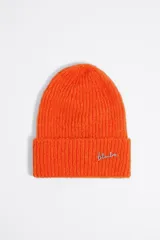 Gorro de lana tejido en color naranja con dobladillo y logo de la marca bordado en el frente.
