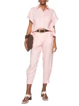 Camisa rosa claro de lino, con cuello clásico, manga corta tipo kimono, cierre frontal con botones y bolsillo de parche en el pecho.