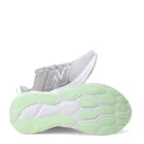 Championes New Balance modelo 460, color gris con detalles en verde claro. Presentan un exterior de malla transpirable con refuerzos sintéticos, cierre con cordones y entresuela blanca amortiguada.