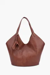 Cartera tote hobo marrón de cuero sintético con diseño estructurado, doble asa de hombro y detalle de llavero con tiras colgantes y argolla metálica. Cuenta con el logotipo de la marca grabado en la parte inferior frontal.