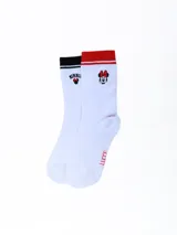 Pack de dos pares de medias blancas con detalles de Minnie Mouse: un par con borde superior negro y la palabra 'Minnie' bordada, y otro par con borde superior rojo y la cara de Minnie bordada.