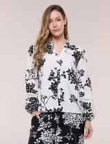 Conjunto de camisa y pantalón amplio con caída fluida. Camisa con escote en V y abotonadura frontal, mangas largas de corte caído con detalle de puntilla calada y puños elastizados fruncidos. Pantalón de tiro alto con cintura elastizada, pierna holgada de corte wide leg con dobladillo ancho en el ruedo y bolsillos laterales.