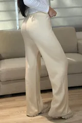 Pantalón tipo palazzo de tejido de punto, color gris melange, con cintura elástica ajustable mediante cordón y detalle de franjas laterales acanaladas.