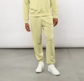 Pantalón jogger color verde claro de felpa sin frisa, con logo bordado de Umbro en la pierna y puños elásticos en los tobillos.