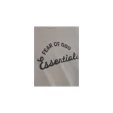 Remera oversize gris topo con estampado frontal que combina texto en tipografía sans-serif ("FEAR OF GOD") y cursiva ("Essentials") en color negro.