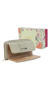 Billetera larga marca Lincoln's, color bordó con interior beige. Presenta un diseño con solapa frontal, múltiples compartimentos para tarjetas, visor y monedero con cierre.