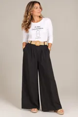 Pantalón de algodón con spandex, de corte ancho y tiro alto, con cintura elastizada, bolsillos laterales y cinto rústico incluido.