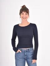 Remera de manga larga ajustada al cuerpo, con cuello redondo y diseño liso.