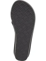 Ojotas de mujer con plataforma tipo cuña de color negro. Las tiras son de textil negro con una banda central que lleva el texto "HILFIGER" en dorado y el logo de Tommy Hilfiger en la unión con la base.