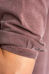 Remera de algodón color blanco roto, con escote redondo y mangas globo de tres cuartos con elástico en el puño.