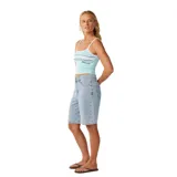 Musculosa de canalé celesta de Rip Curl, con finos tirantes blancos y escote redondo. Presenta un diseño corto con bandas horizontales blancas y azules en el pecho y el logo de la marca estampado en un lateral.