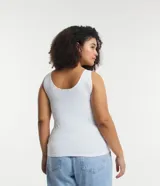 Musculosa de poliamida blanca, de corte ajustado, con escote en U y tirantes anchos.