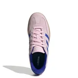 Championes Adidas modelo Bareeda W, de diseño urbano en color rosado con detalles en azul en las icónicas tres tiras y el talón. Presenta una suela de goma en tono marrón claro y confección en gamuza.