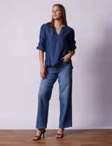 Blusa celeste de tencel, marca Alex & Parker, con escote en V y manga corta amplia.